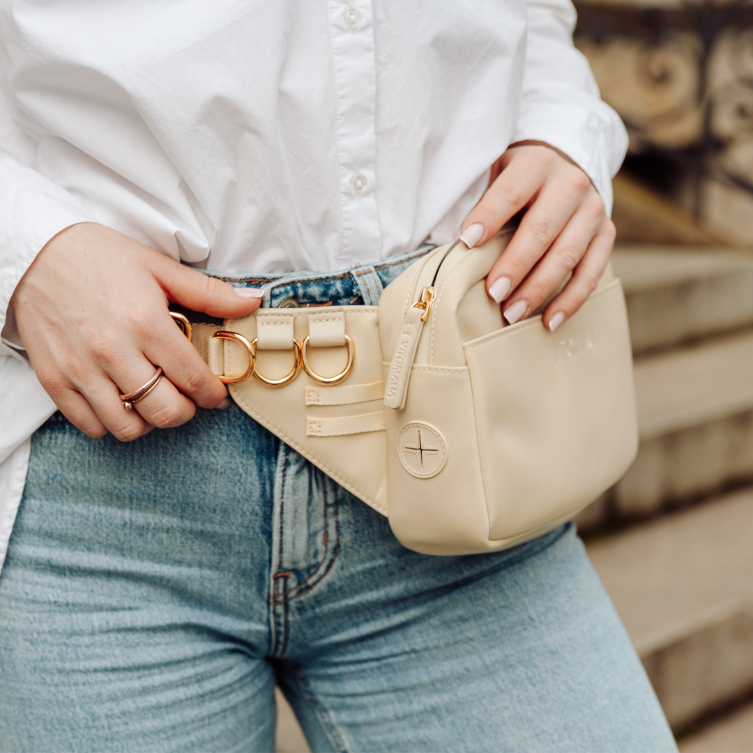 Multifunktionale Gassitasche für Hundebesitzer als Bauchtasche in Beige: Mit herausnehmbaren Leckerlifächern, Kotbeutelspender und Wasserflaschenhalter - Vitomalia - Gassitasche